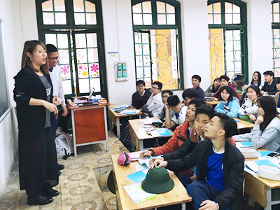 現地の高校生に日本語を教えている様子