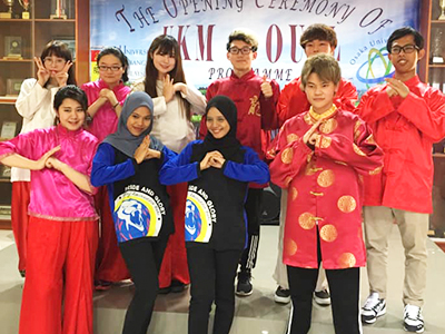 民族衣装を着て集合写真