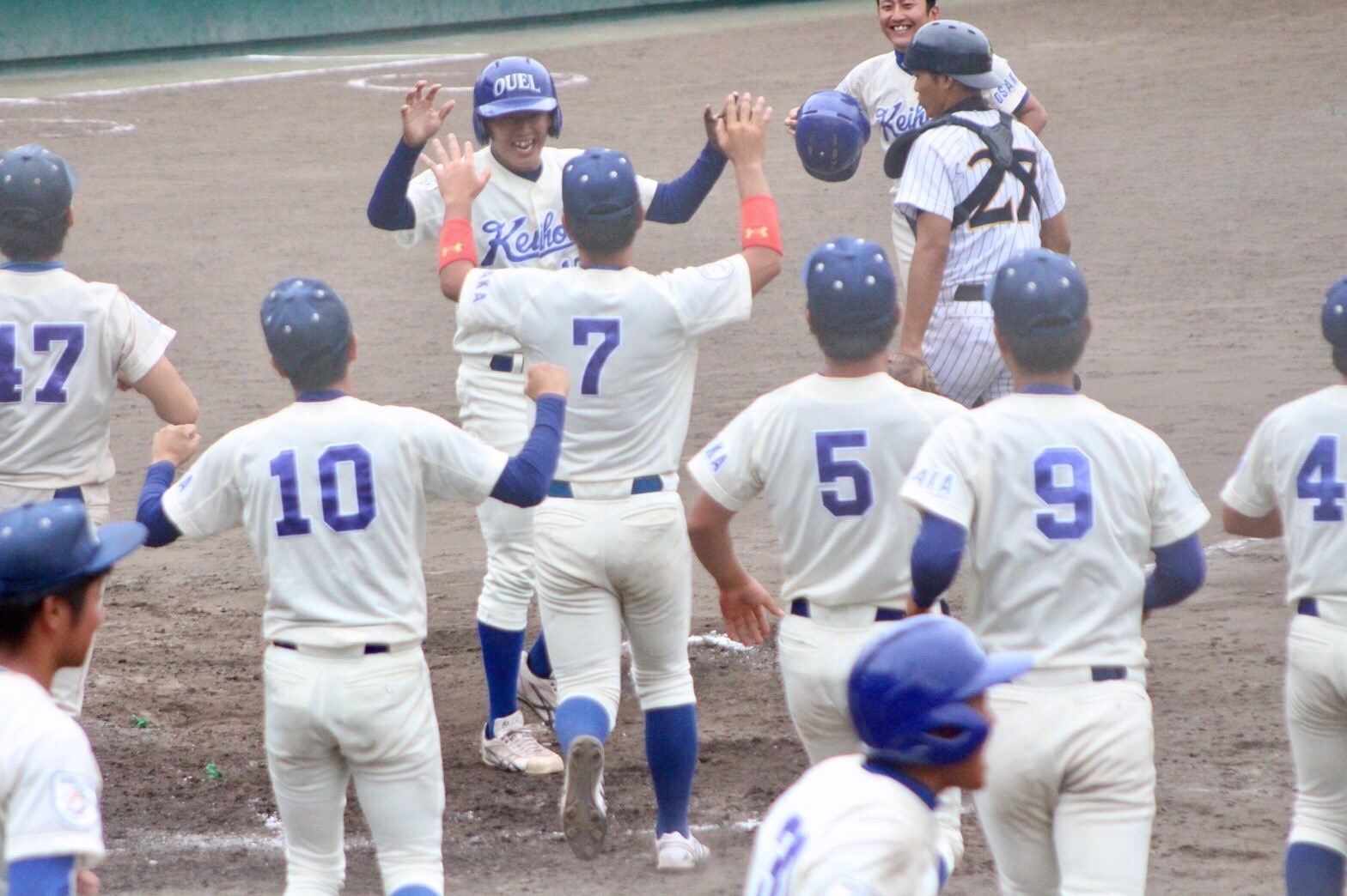 勝利を喜ぶ部員の画像