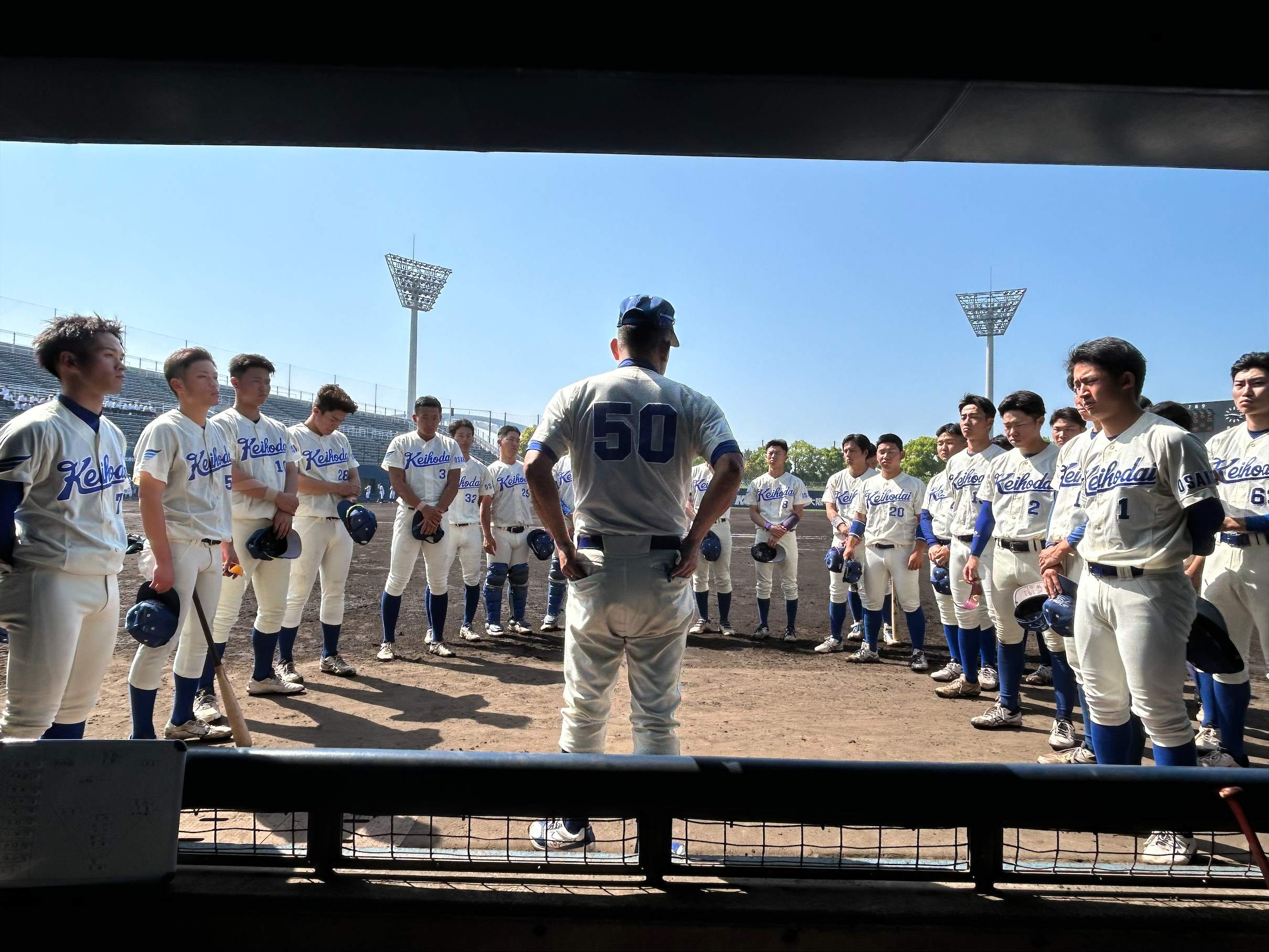 監督のもとに集まる部員の画像