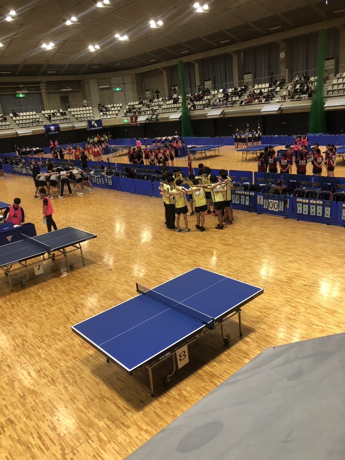 円陣を組む様子